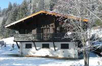 Chalet chaleureux indépendant, au bord d'un torrent.