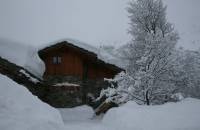 Appartement dans chalet face aux pistes de skis et la montagne avec piscine intérieur chauffée