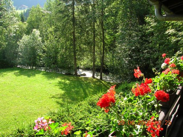 Chalet chaleureux indépendant, au bord d'un torrent.