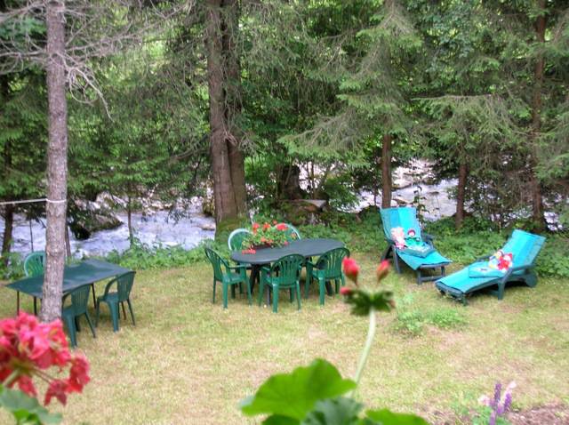 Chalet chaleureux indépendant, au bord d'un torrent.