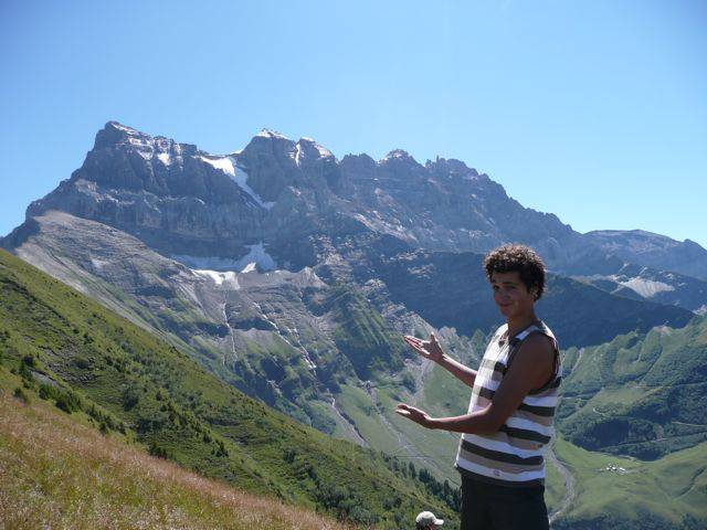 Chalet chaleureux indépendant, au bord d'un torrent.