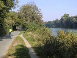 Studette de charme dans parc arboré