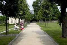 Studette de charme dans parc arboré