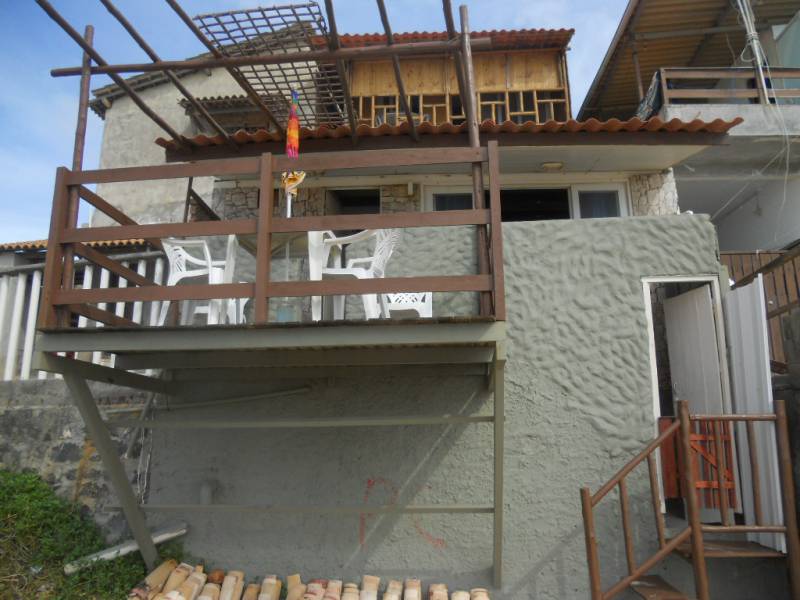 Maison  au rdc ,les pieds dans l'eau avec veranda pergola dominant  la plage de sable blond