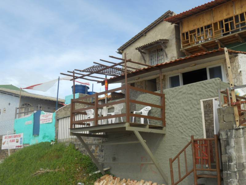 Maison  au rdc ,les pieds dans l'eau avec veranda pergola dominant  la plage de sable blond