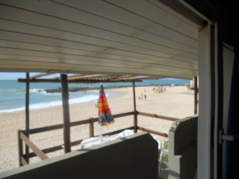 Maison  au rdc ,les pieds dans l'eau avec veranda pergola dominant  la plage de sable blond