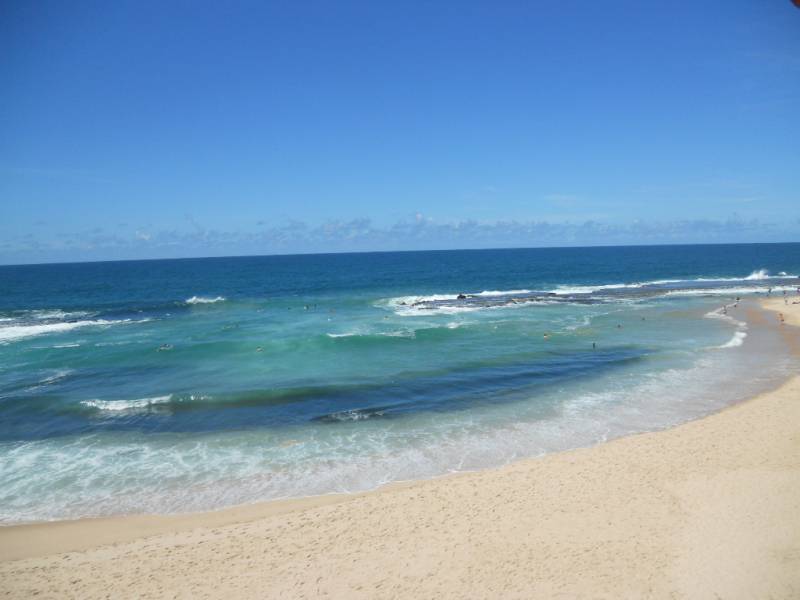 Maison  au rdc ,les pieds dans l'eau avec veranda pergola dominant  la plage de sable blond