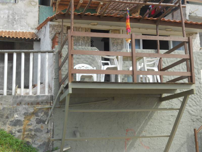 Maison  au rdc ,les pieds dans l'eau avec veranda pergola dominant  la plage de sable blond