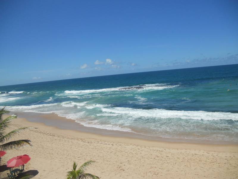 Maison  au rdc ,les pieds dans l'eau avec veranda pergola dominant  la plage de sable blond