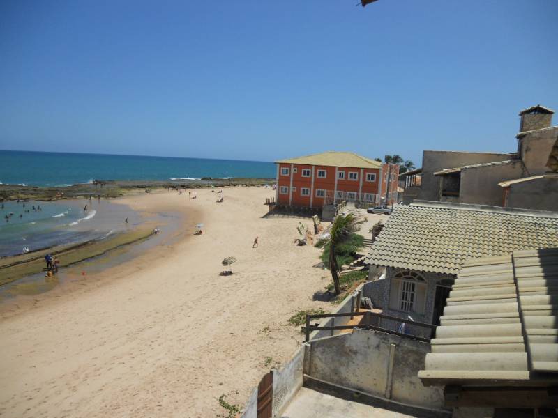 Maison  au rdc ,les pieds dans l'eau avec veranda pergola dominant  la plage de sable blond