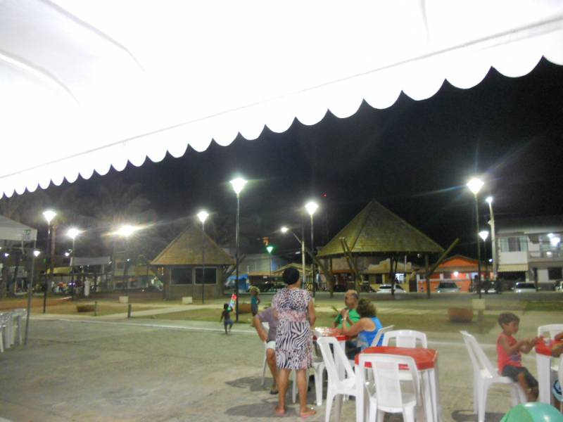 Maison  au rdc ,les pieds dans l'eau avec veranda pergola dominant  la plage de sable blond