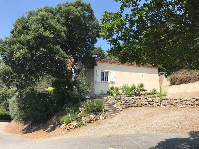 Petite maison dans domaine sécurisé à 20 minutes du golfe de Saint Tropez