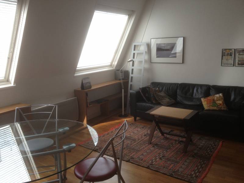 Paris, Appartement très calme , 2 ème et dernier étage