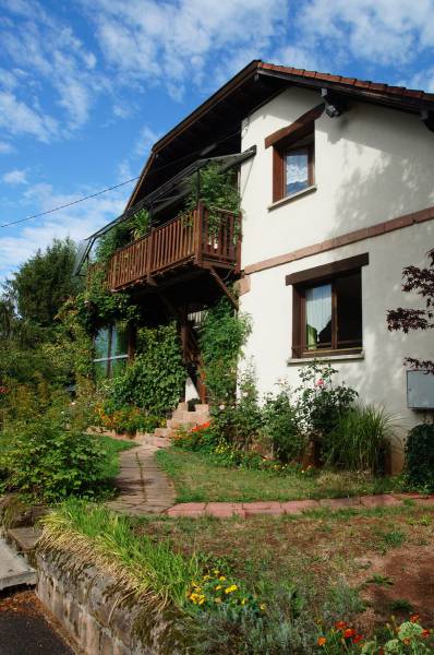 Appartement indépendant dans une grande maison des Vosges à proximité de montagnes boisées