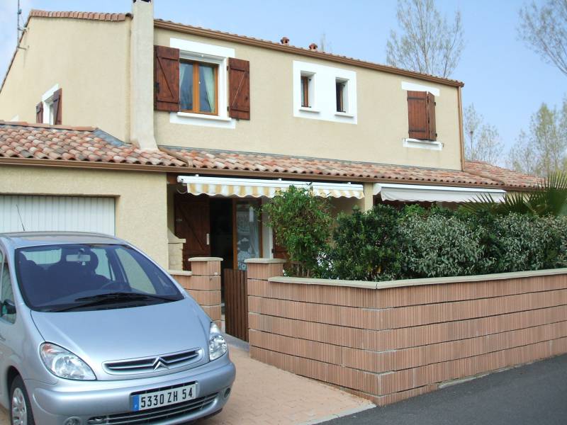 Villa jumelée dans petite copropriété sécurisée.