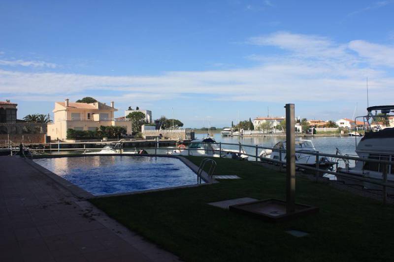 appartement moderne en bordure des canaux, 900m de la mer