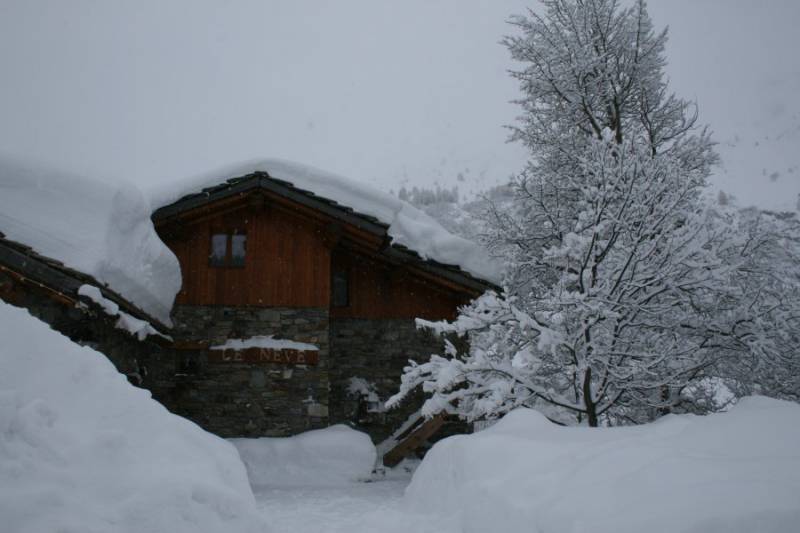 Appartement dans chalet face aux pistes de skis et la montagne avec piscine intérieur chauffée