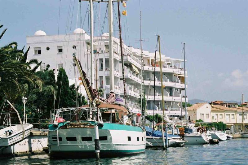 Appartement sur canal portuaire au 4ème et dernier étage à Rosas (Costa Brava)