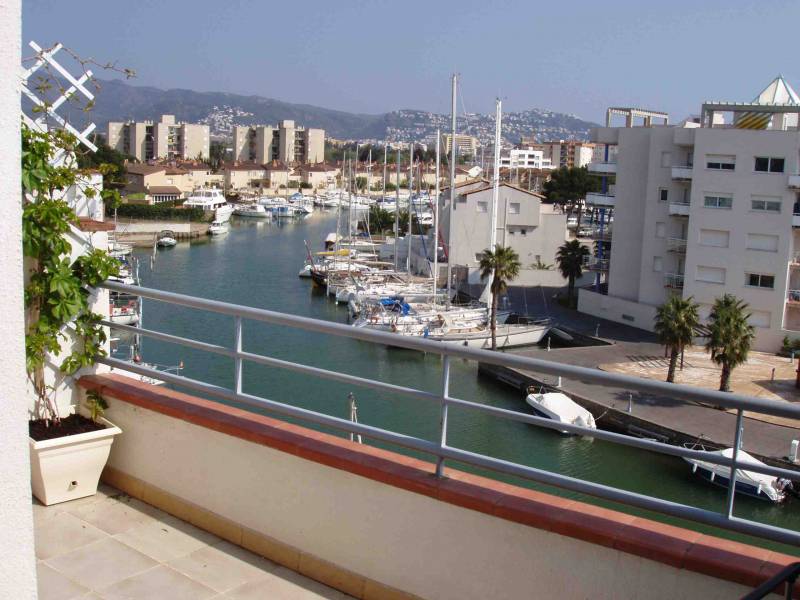 Appartement sur canal portuaire au 4ème et dernier étage à Rosas (Costa Brava)