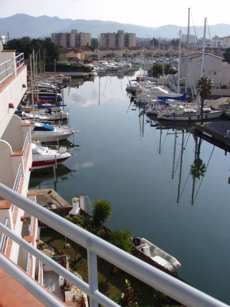 Appartement sur canal portuaire au 4ème et dernier étage à Rosas (Costa Brava)