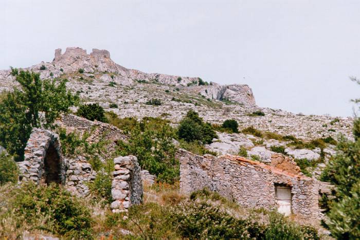 agréable maison avec jardin dans un village catalan typique