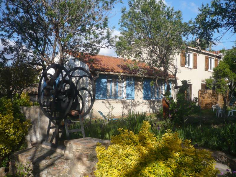 agréable maison avec jardin dans un village catalan typique