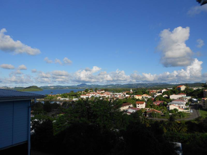 Appartement avec jolie vue dégagée sur campagne, village et mer