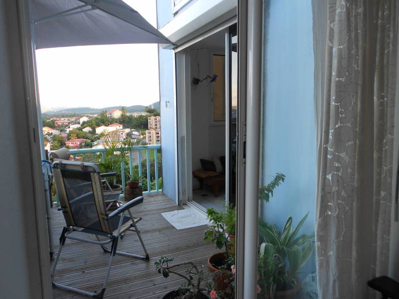 Appartement avec jolie vue dégagée sur campagne, village et mer