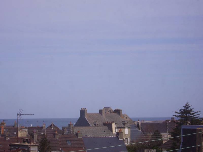 Studette prés de la corniche et de la piste cyclable  entre le port de plaisance  et les plages de